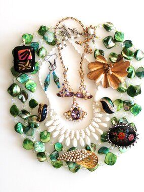 LOT 13. SIGNED AND UNSIGNED VINTAGE JEWELRY, NATURAL STONES, ART GLASS CRYSRALS